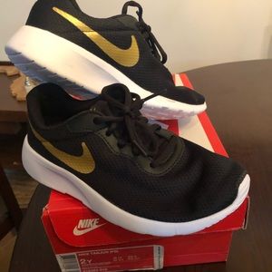 New Kids Nike Tanjuan sneakers!